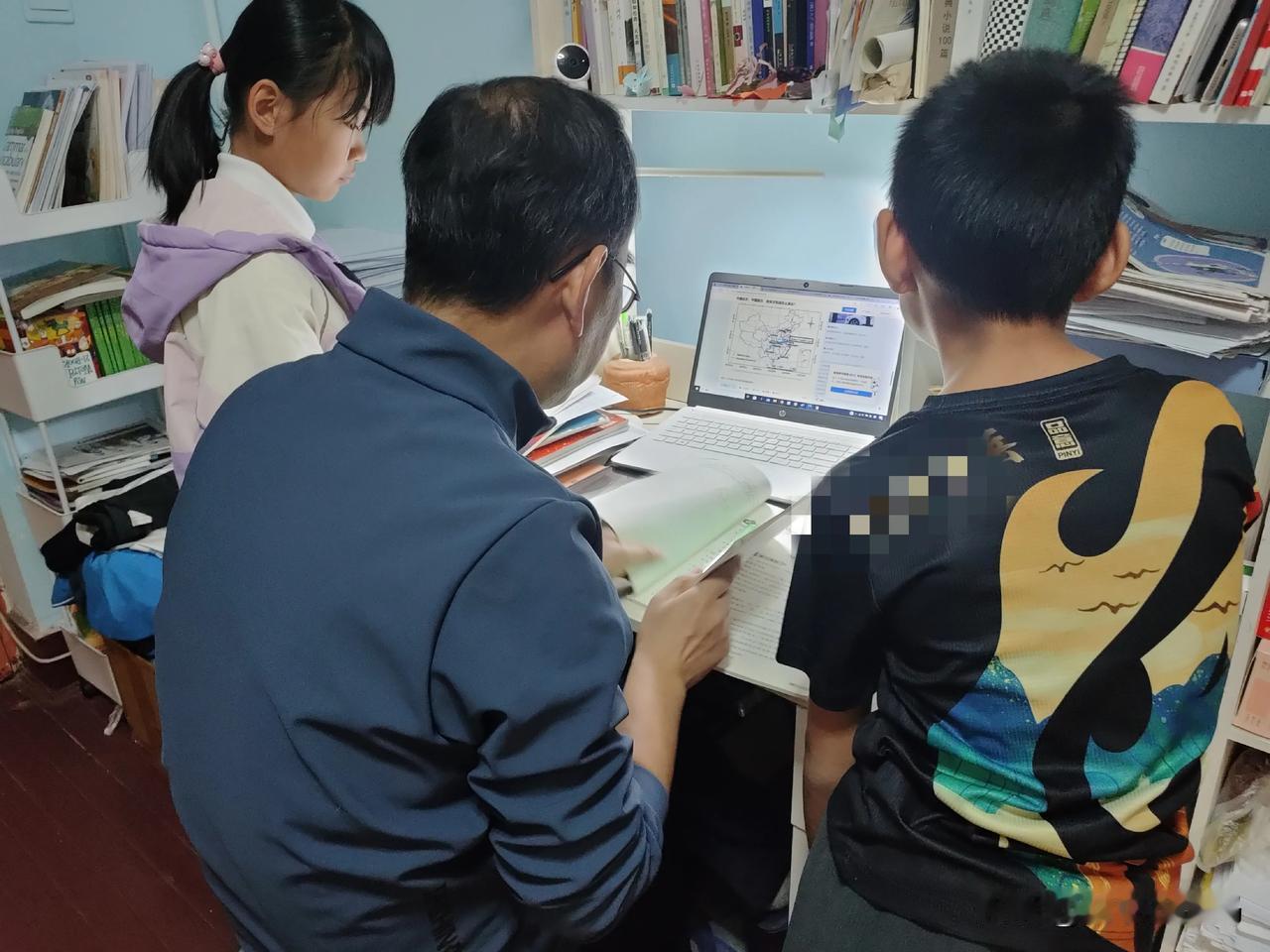 晚上10点，龙凤胎被博士爸骂了一顿。骂的挺狠，我在旁边听着又气又心疼，但却没有阻
