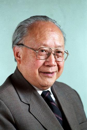 1982年北京，原本谈笑风生的邓小平突然沉下脸来，声音严肃地说：“全中国，只有他