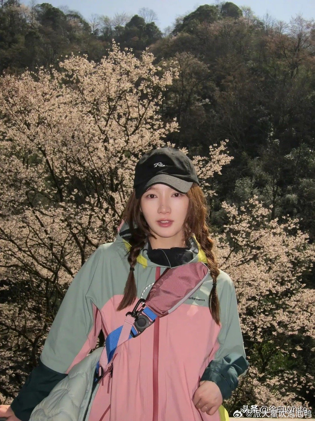 孟佳，9个嘉宾都能把我漏了公开控诉某活动方邀请她来看走秀却把她忘在后台，走秀开始