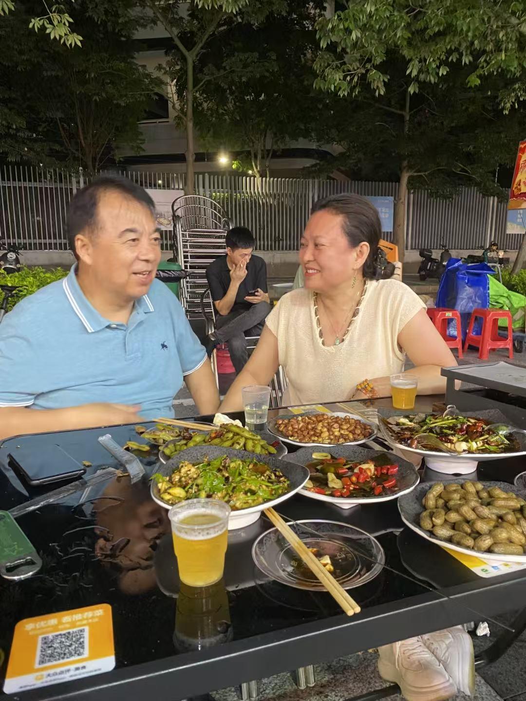 昨天晚上，施先生结束了一天的工作，带着疲惫的马老师，在龙光玖钻烧烤街和朋友开怀畅