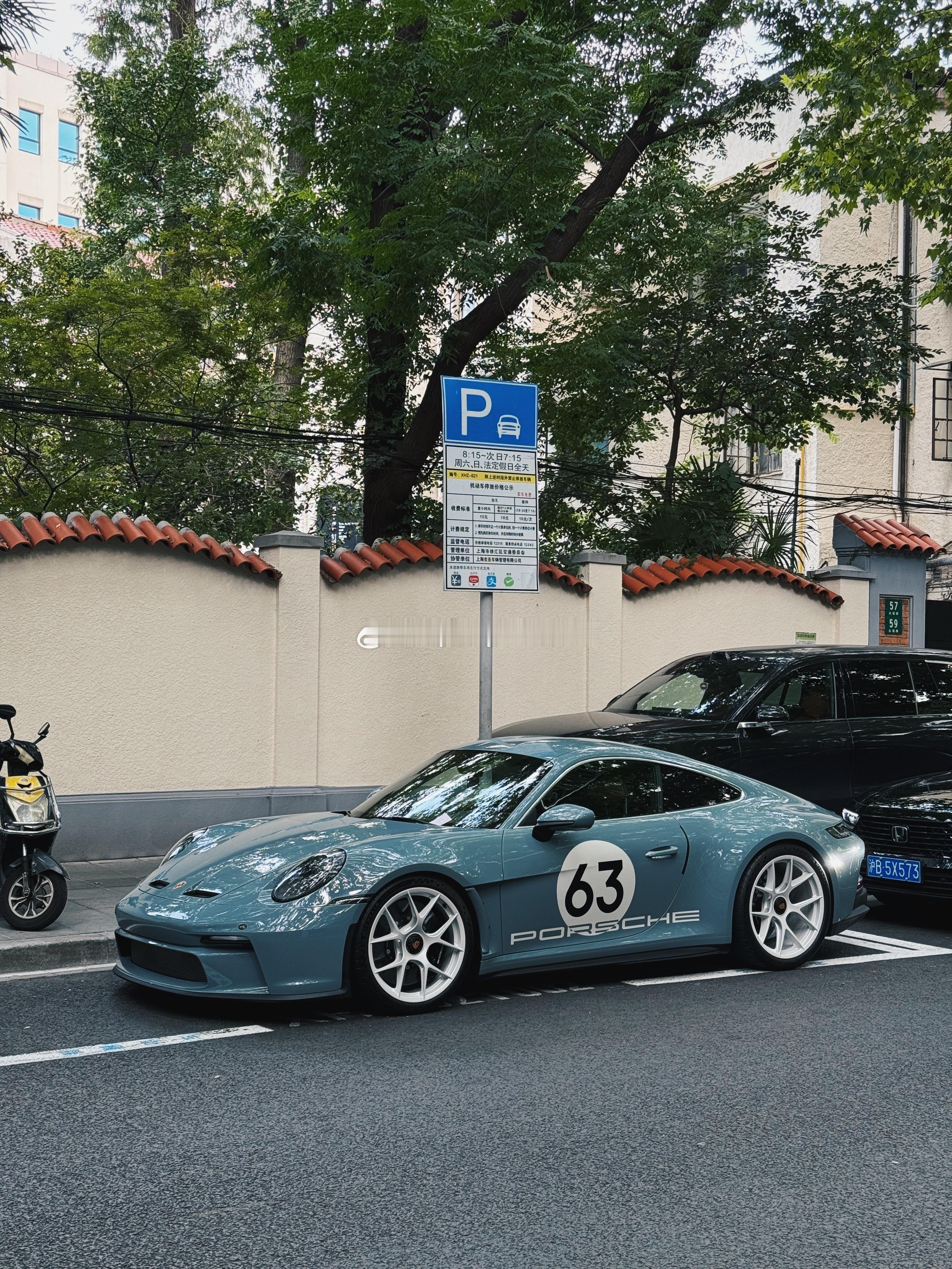 又到了最近遇到的一些车系列时间, 路边的911 S/T, 可真漂亮啊  ​​​