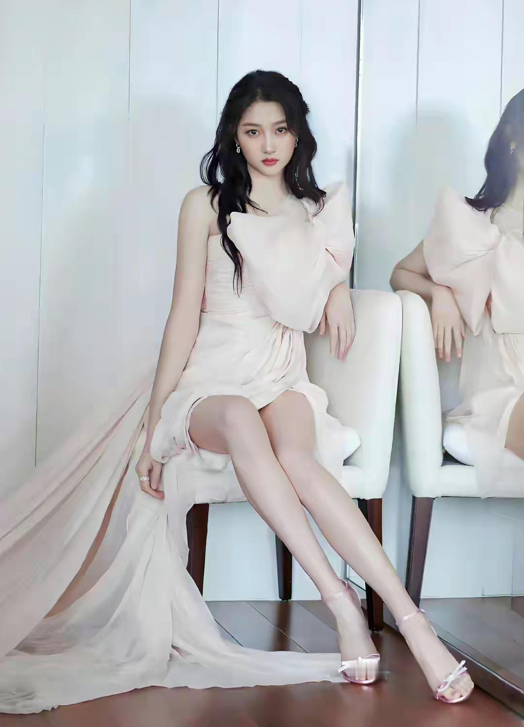 关晓彤问界M9祝您新年手到福来