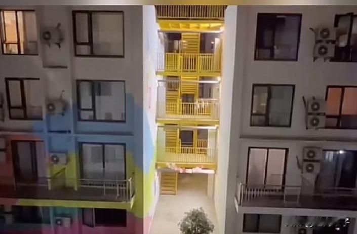 上海暖心免费住宿火了，是多少外地求医家庭的光，暖了多少绝望中父母的心。

外地娃