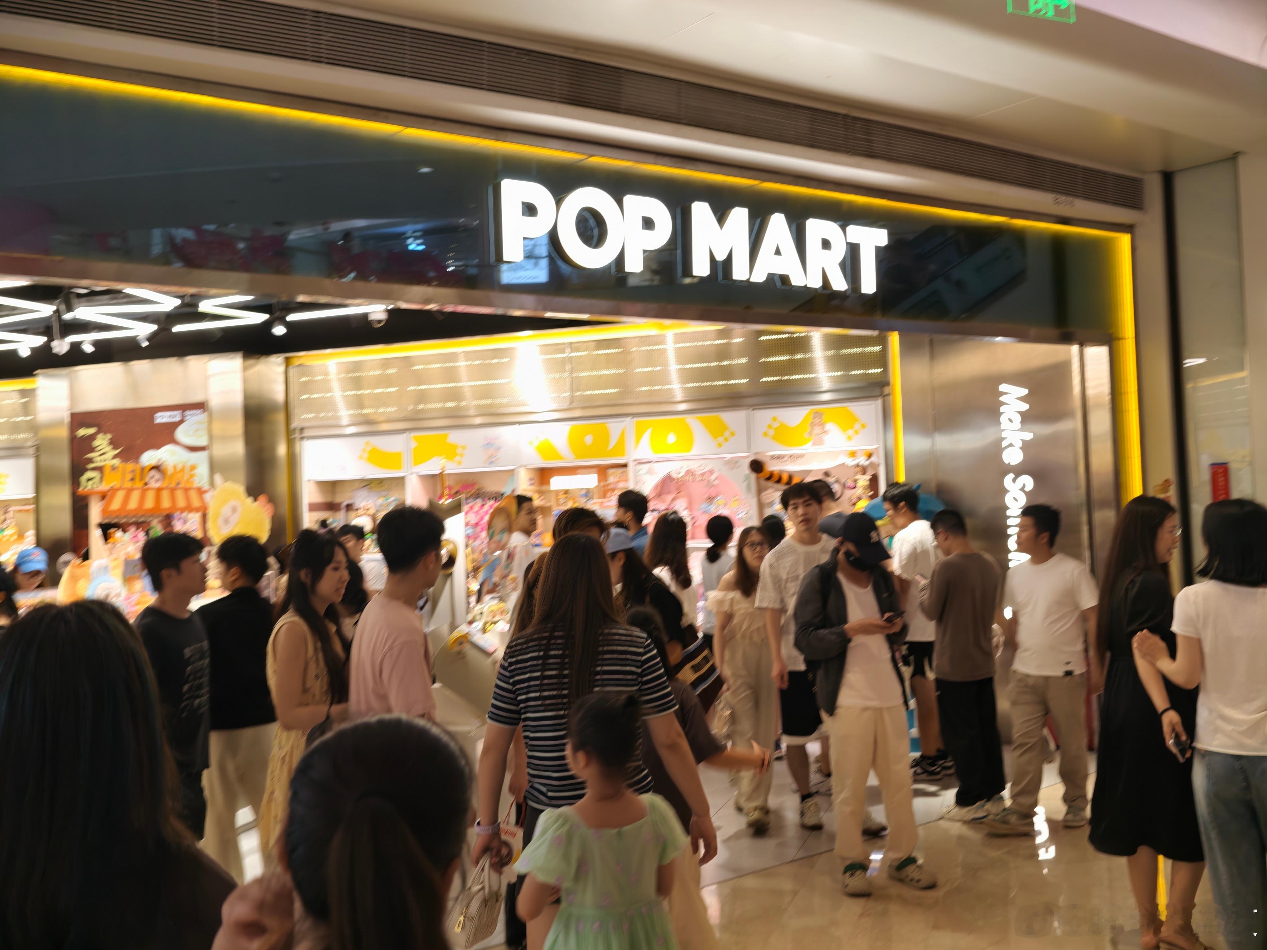 现在泡泡玛特店里的人真的好多啊，以前去都没几个人，店里的Labubu都卖完了，现