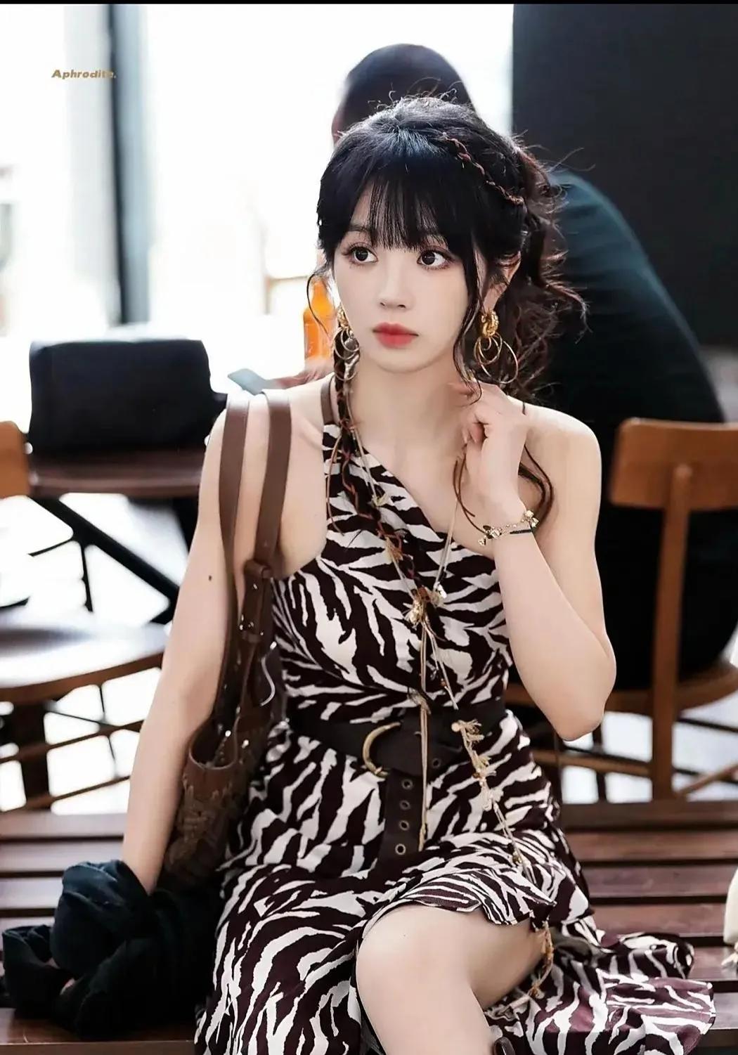 田曦薇斑马纹裙出街，甜酷魅力大爆发
 
家人们，田曦薇又美出新高度啦！
 
近日