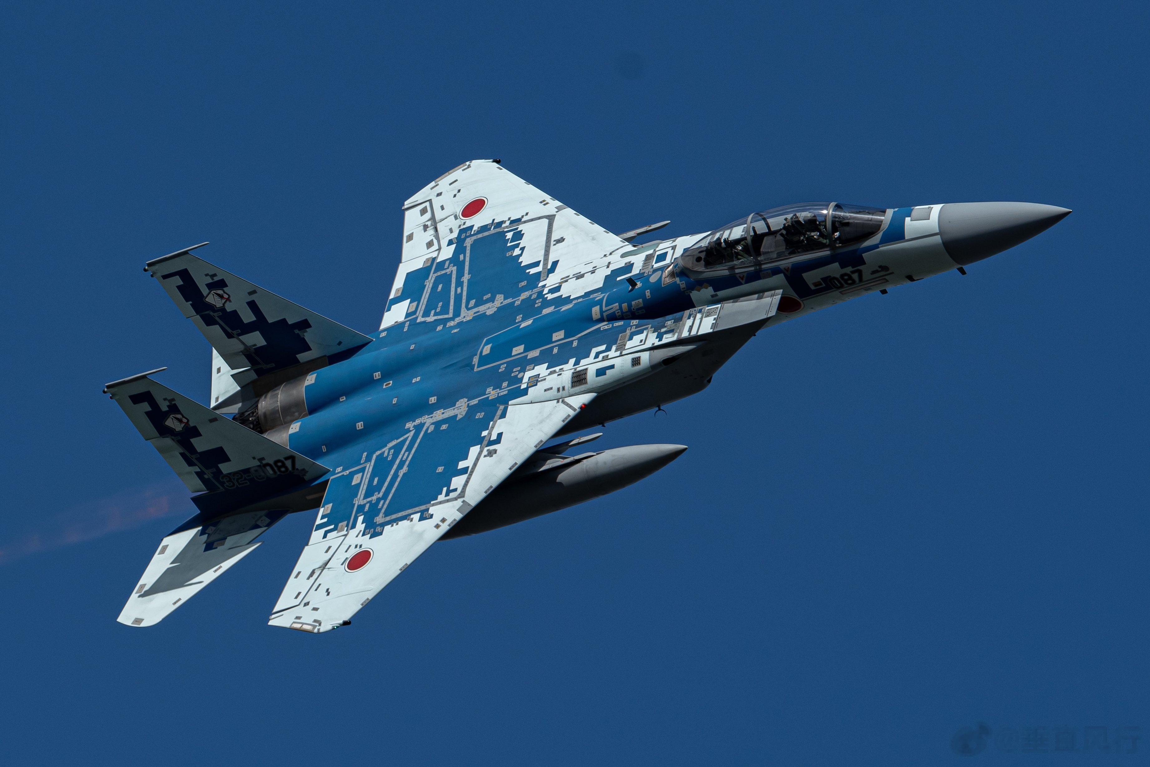 小松航空祭上多架F-15DJ上演单边开加力#航空[超话]##武器装备[超话]# 