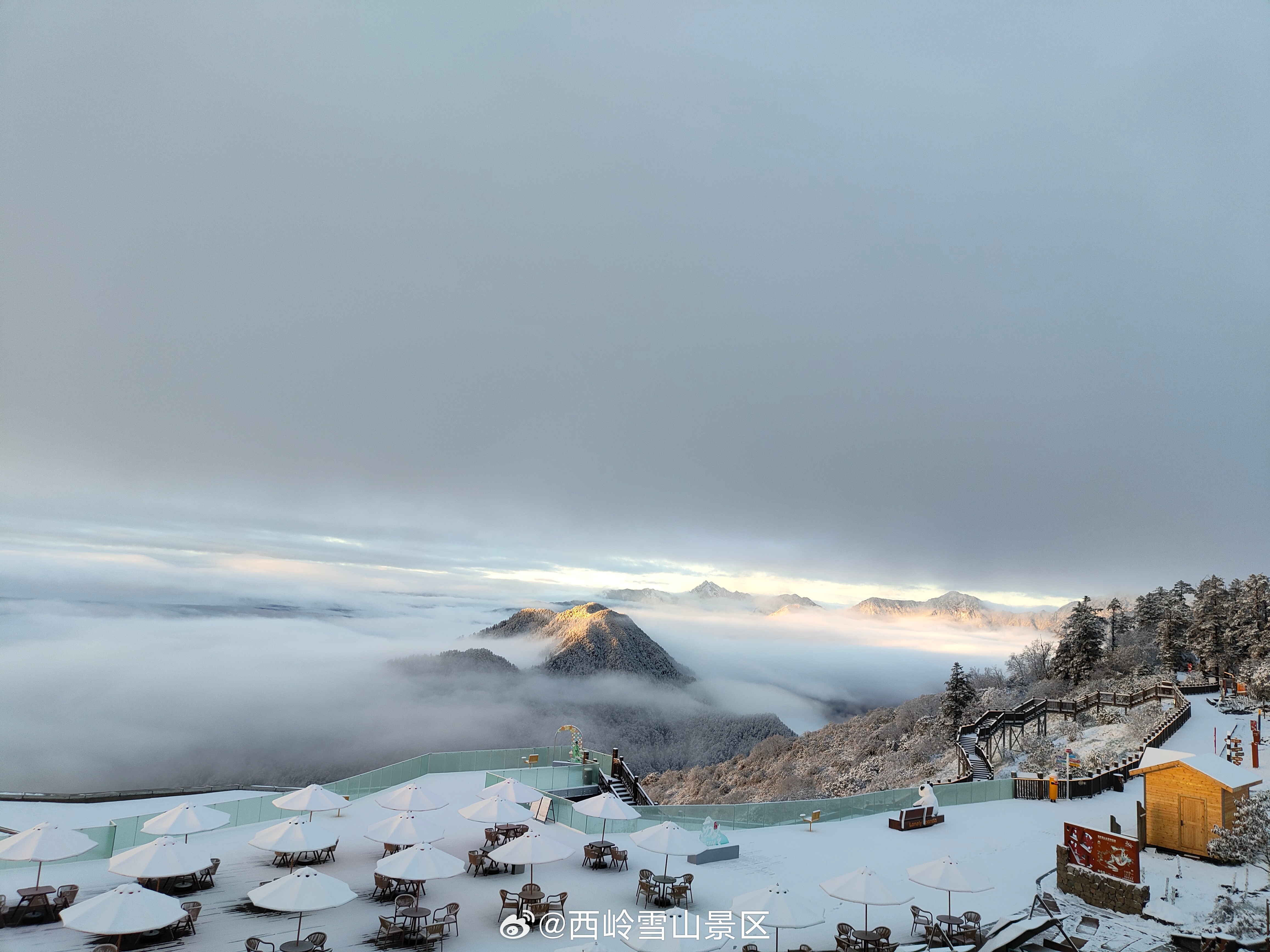 【#西岭雪山迎来成都今秋首场雪#】10月25日，西岭雪山迎来成都今秋首场雪。海拔