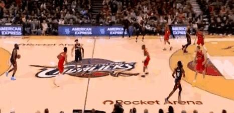 这是一段关于哈登单打巴恩斯的比赛录像。2米03的巴恩斯一屁股重重摔在地板上，两只