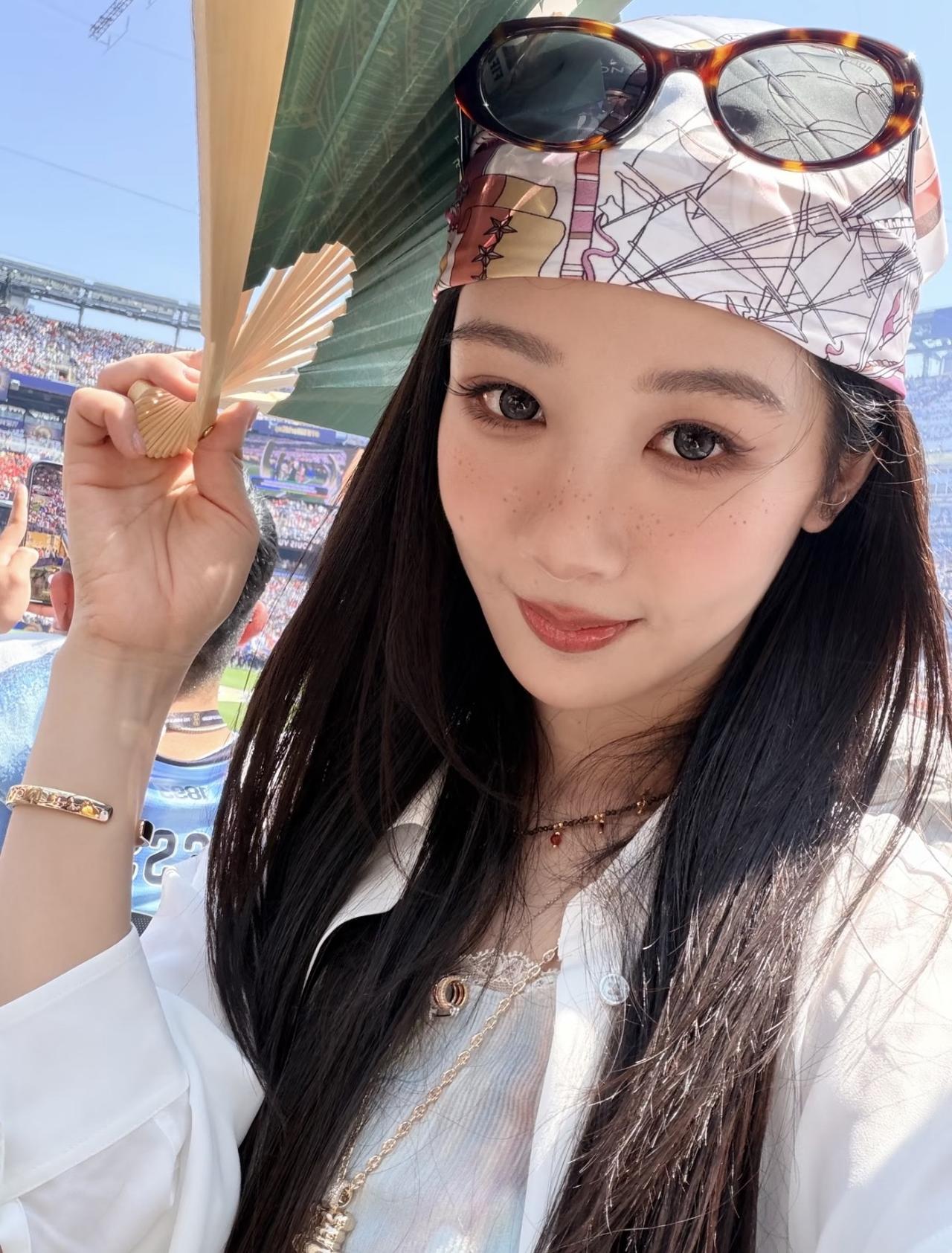 7月20日，杨紫晒美照，头巾造型和雀斑妆，宛如18岁的美少女一样。

杨紫在纽约