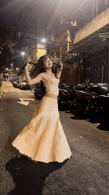 兰西雅明媚成这样 太绝了！夜里赤脚踩地旋转跳舞，像被阳光追着跑的小太阳，生命力溢