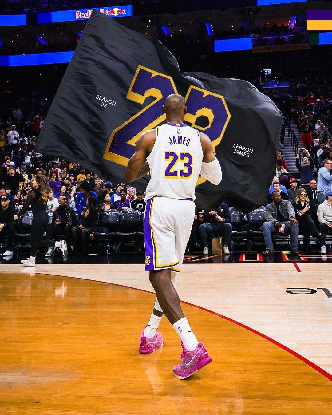 今天詹姆斯没有穿最新的LeBron 23，而是穿上了LeBron 21 “The