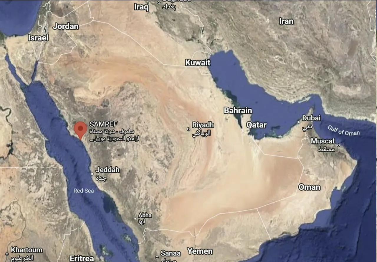 一架无人机击中沙特西海岸延布的SAMREF炼油厂。虽然新闻稿没说无人机属于谁，但