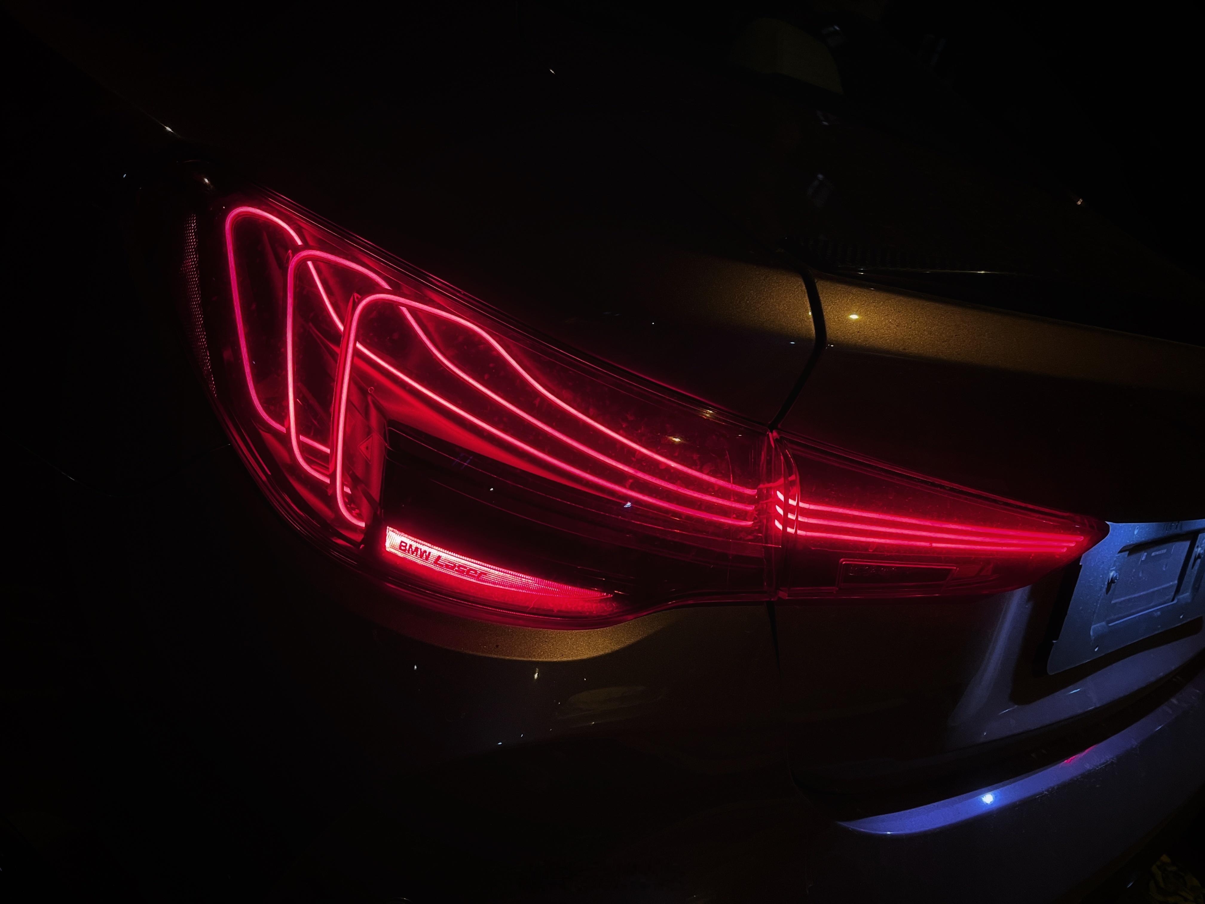 现在宝马也成灯厂了，是真漂亮，虽然我挺反感大连屏的，但是M这个UI界面和配色很科