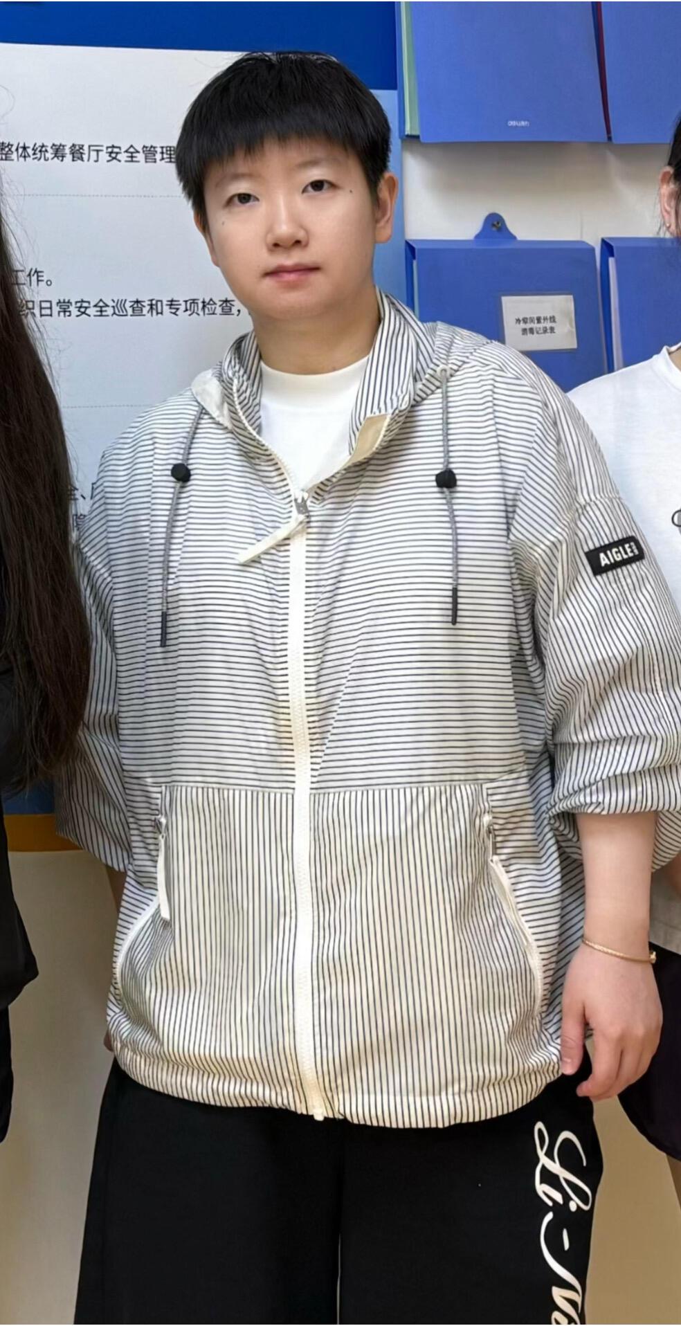 莎莎最近没打比赛圆润了，小胖手还带了一个首饰，很漂亮发光的手镯！
可爱呆萌，还一