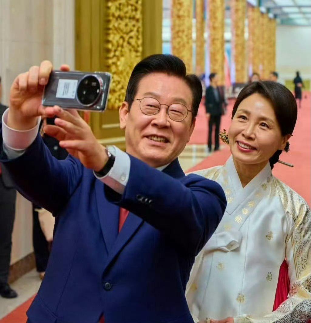 李在明自拍可以的，很有排面。