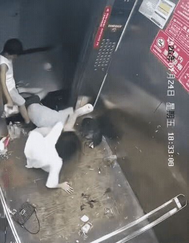 7月24日，湖北仙桃某小区电梯监控拍下的一段邻里冲突画面，在网络上持续发酵，引发
