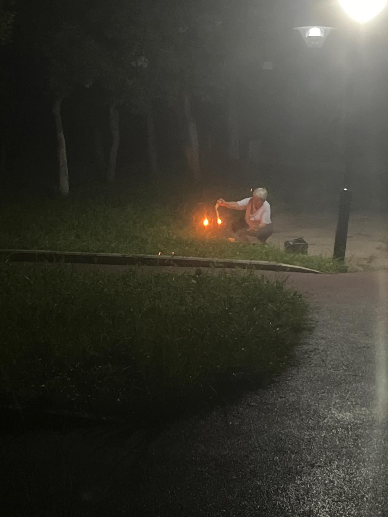 不得不说，有些人尽干缺心眼的事，我差点魂都吓没了！夜跑途中偶遇一白发老人。你们猜