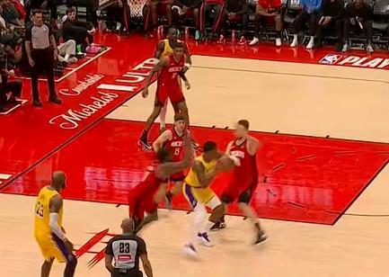 火箭第三节4分钟打停湖人的两个原因
北京时间4月25日，火箭与湖人的G3战来到第