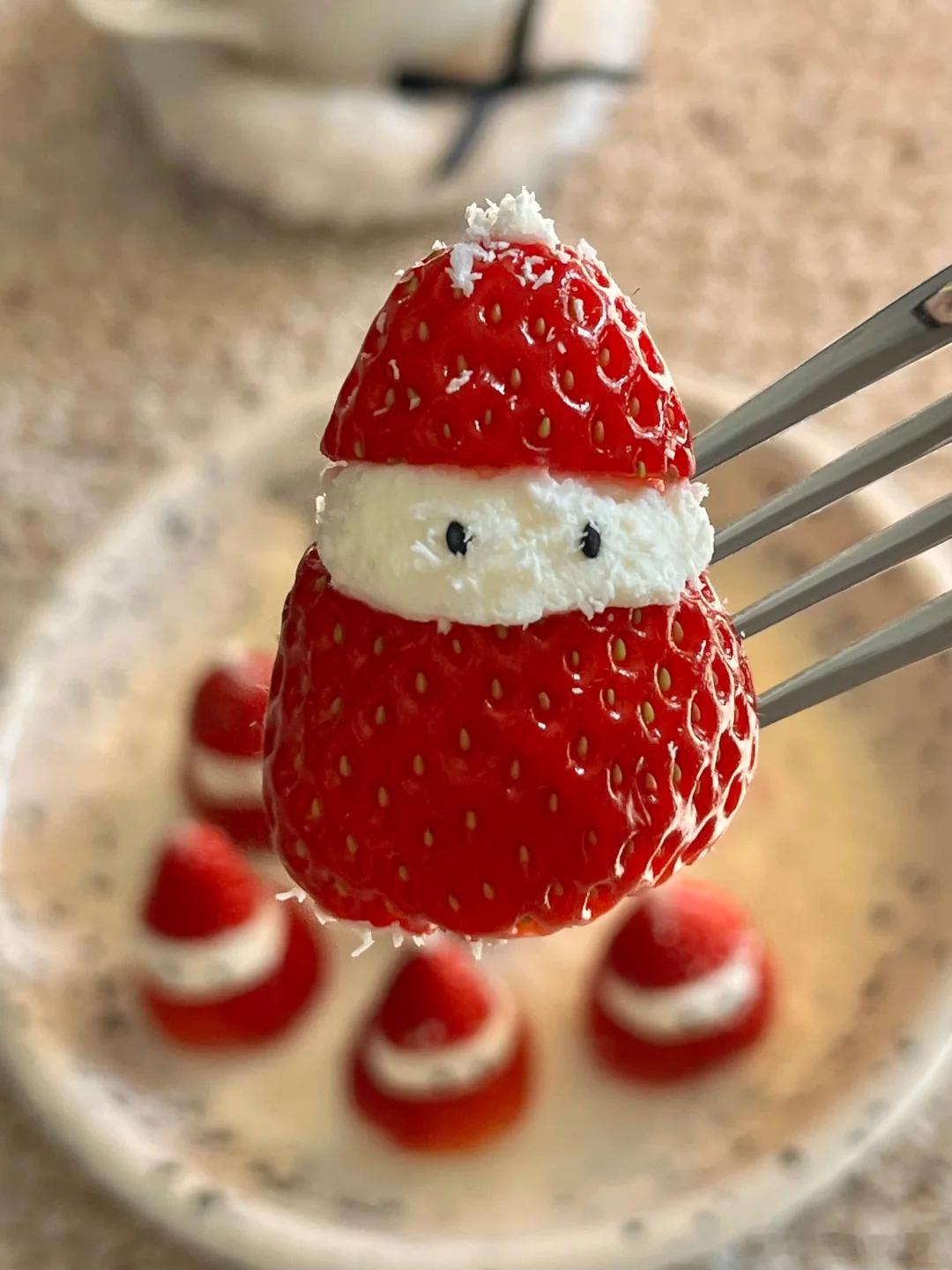 冬天一到，草莓雪人大军就这么萌萌地上桌啦做法简单又多样！干噎酸奶、香蕉、奶油……
