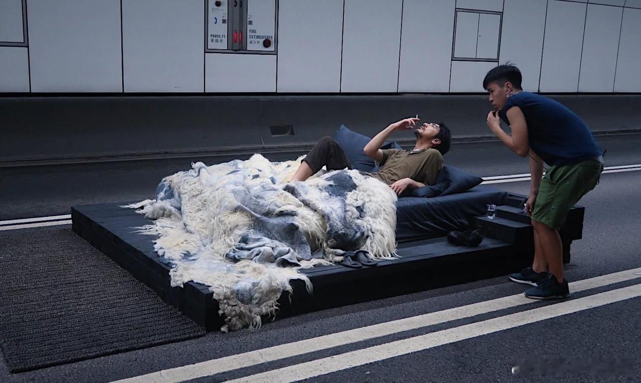《风林火山》「金城武睡隧道」拍摄现场，黑白剧照回归到彩色的现实了。 ​​​