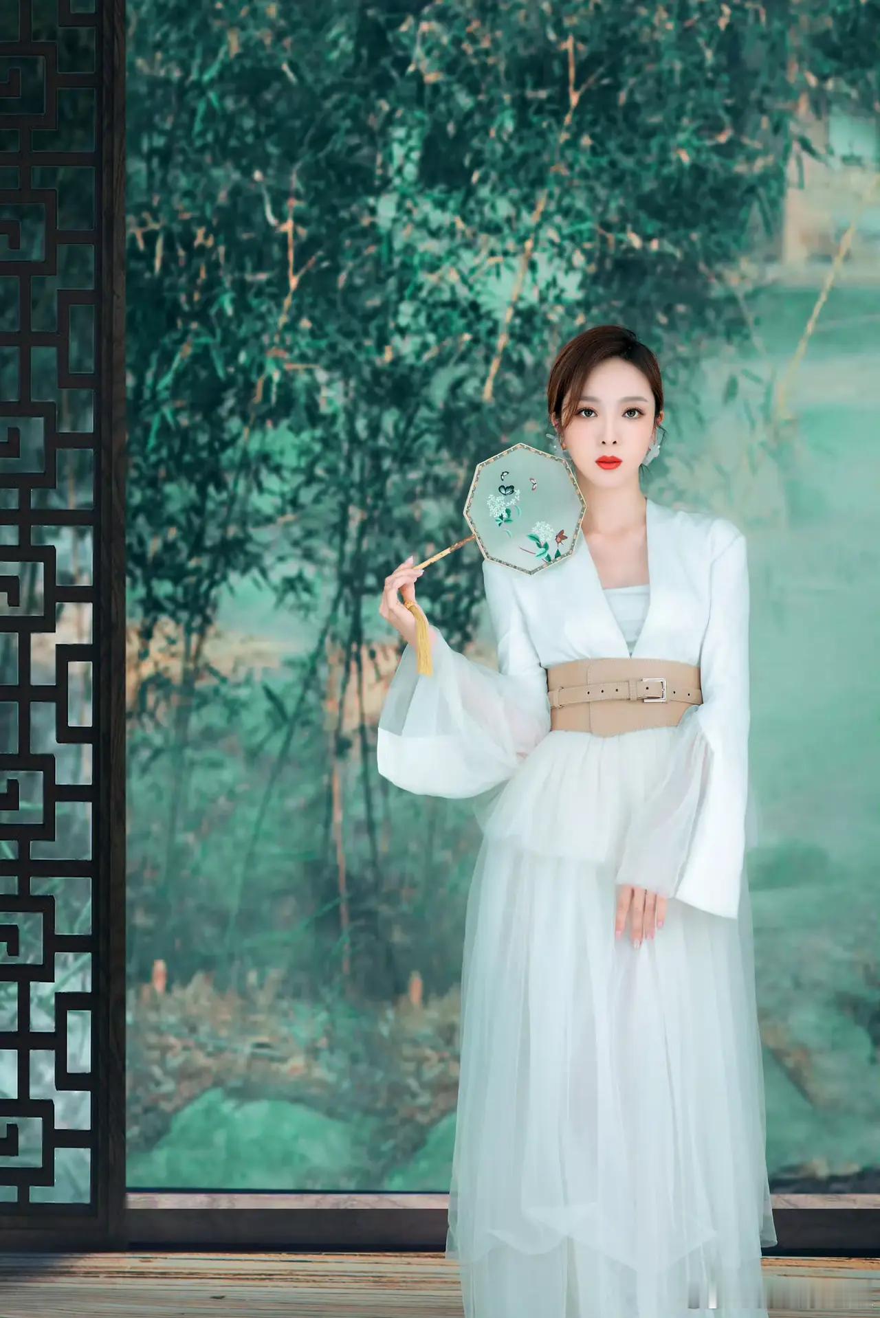 她从央视离职太可惜了，原本以为她是周涛、董卿的接班人，结果周涛、董卿都走了，她居