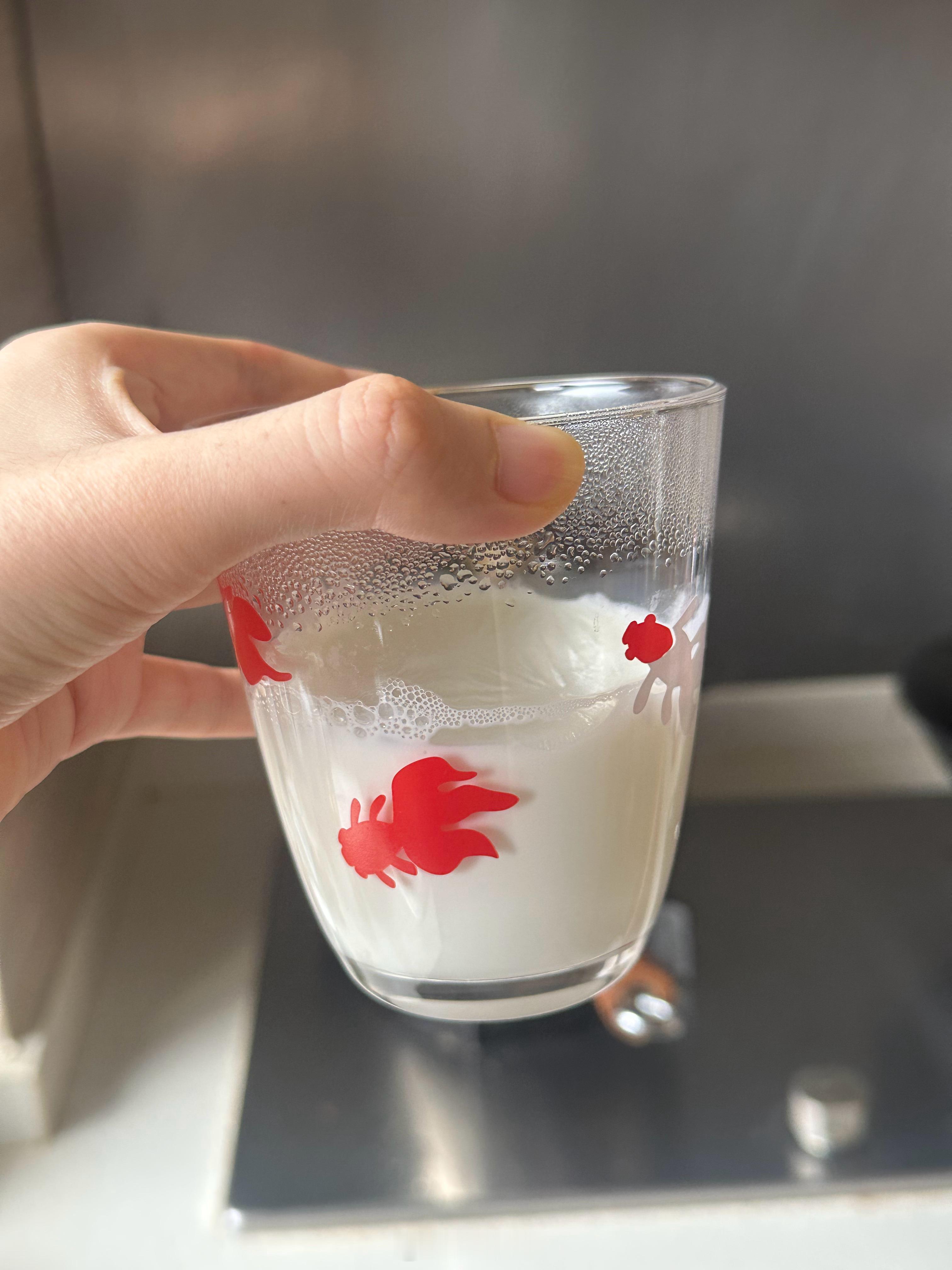 十一点睡七点起的感觉真好啊，平时我经常七点才睡！精神得不用喝咖啡，给自己热了杯牛