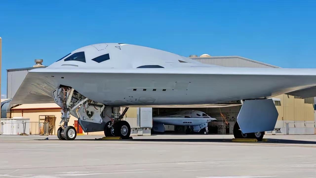 五角大楼将斥资 45 亿美元加速最新型 B-21“突袭者”隐形轰炸机的生产。
