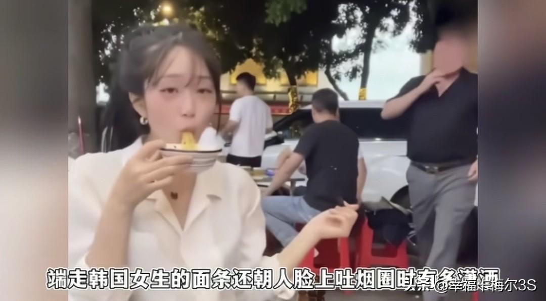韩国女生广州吃面被骚扰，一桌男的强行端碗别人面条让别人一起拼桌，丢脸丢到国外了。