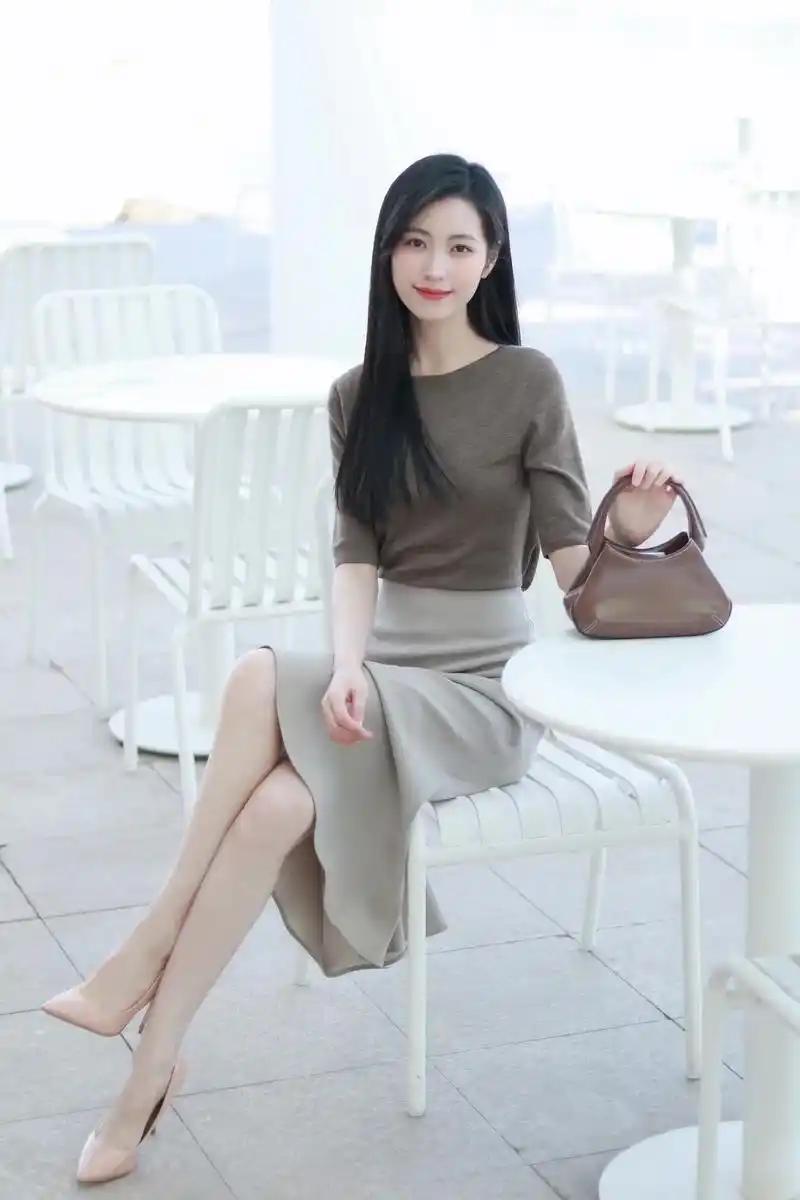 有钱人，偷偷发财的12个"野路子"，今天说透了！
1．黄金一贵，经济就拉胯
这个