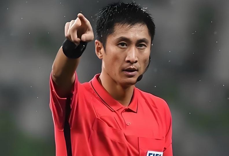 47岁裁判马宁无缘世界杯！马宁回国，奖金比上届还少2万，在半决赛前被通知回国，藏