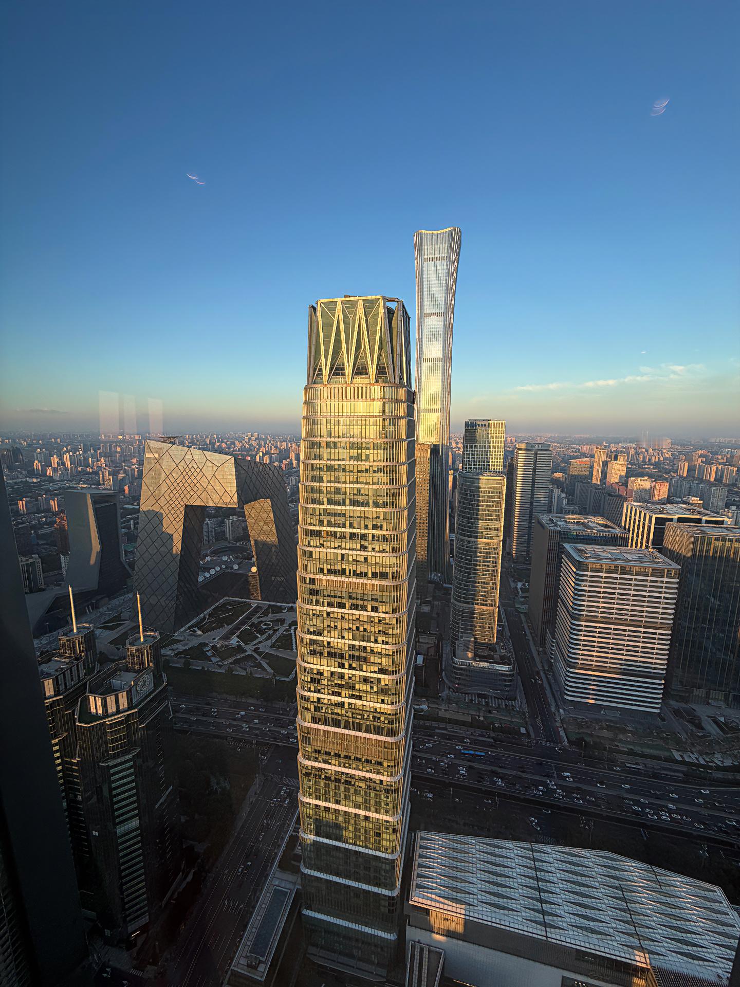 另外，你能来北京吗？我沉默了。她以为我不想去 。  ​​​
