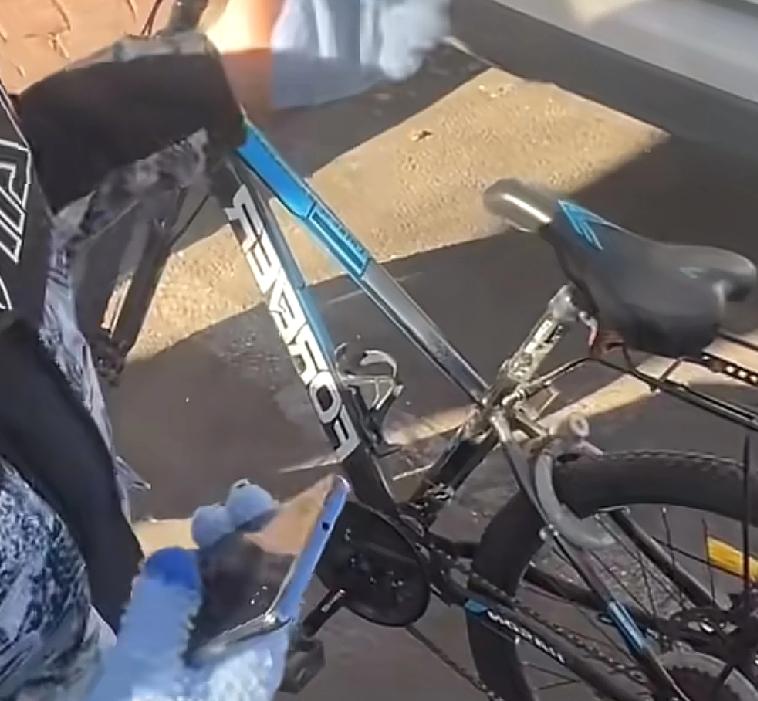 能开上豪车的人都不是一般人
内蒙古街头，两个孩子在骑车回家的路上，可能是两个人聊