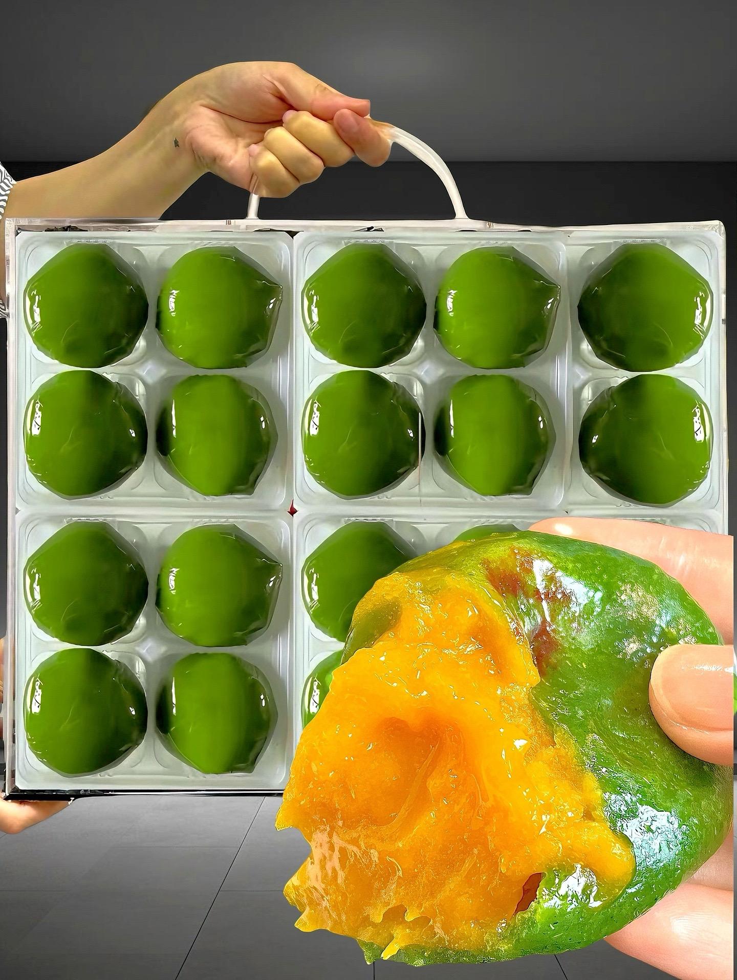 今年春天第一口青团你们吃了吗？一年一季的艾草青团，是春天的专属味道！当...