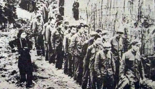 1979年，俘虏交换后，200多名战士终于回到祖国。他们刚刚跨过边境线，广州军区