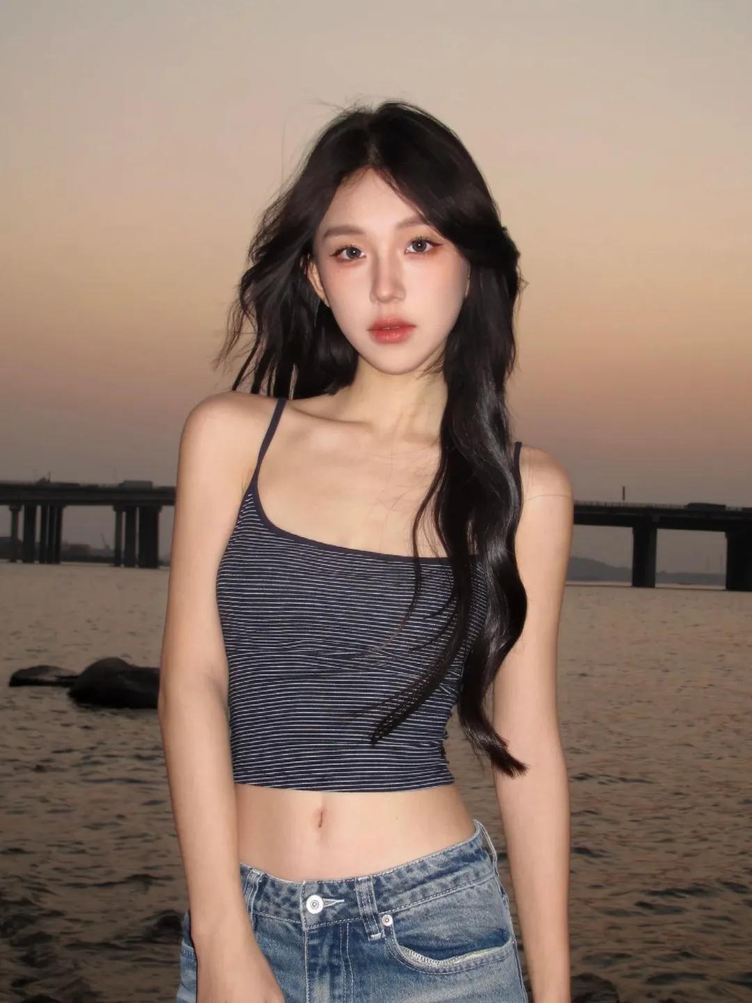 海边日落下的温柔时光，海风轻拂，裙摆飞扬。海边美图大放送 海边儿美女。 海边美图