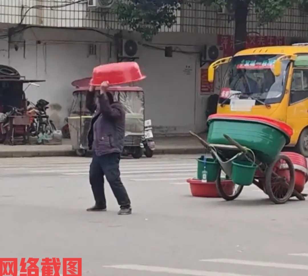 湖北襄阳有大叔在街头推车卖盆。

这里大叔停车后拿出自己的塑料盆，为了证明自己盆