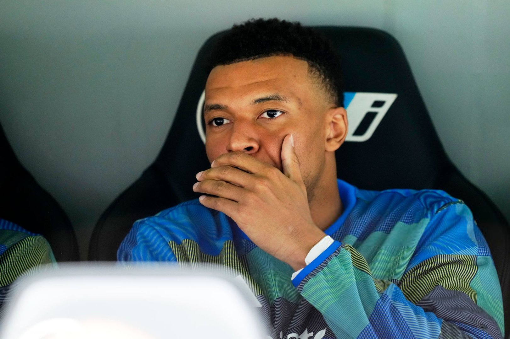 姆巴佩的约会对象 艾斯特·爱珀斯托 在现场观看比赛中马德里德比 皇马vs马竞