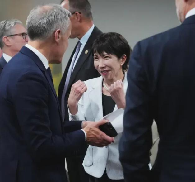 日本最近那点“小高兴”。中国海关总署的数据出来了，今年五月，咱们往日本运了六千公