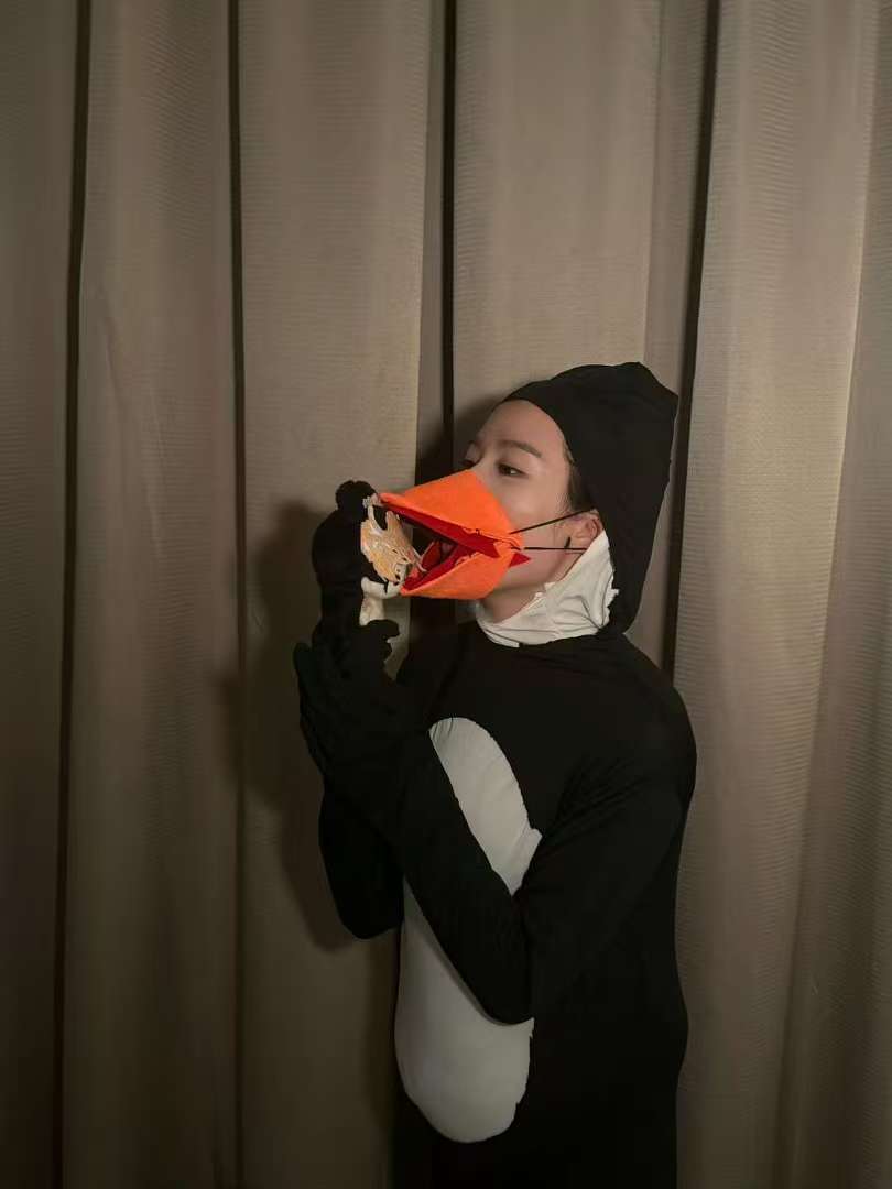 卢昱晓cos抽象企鹅卢昱晓网速卢昱晓的网速一如既往地快，太抽象了哈哈哈哈哈 ​​