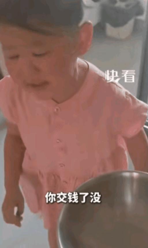 “笑得肚子疼！”陕西一女子见女儿竟往书包里塞个大盆，忙问：“拿它干啥？”女儿直言