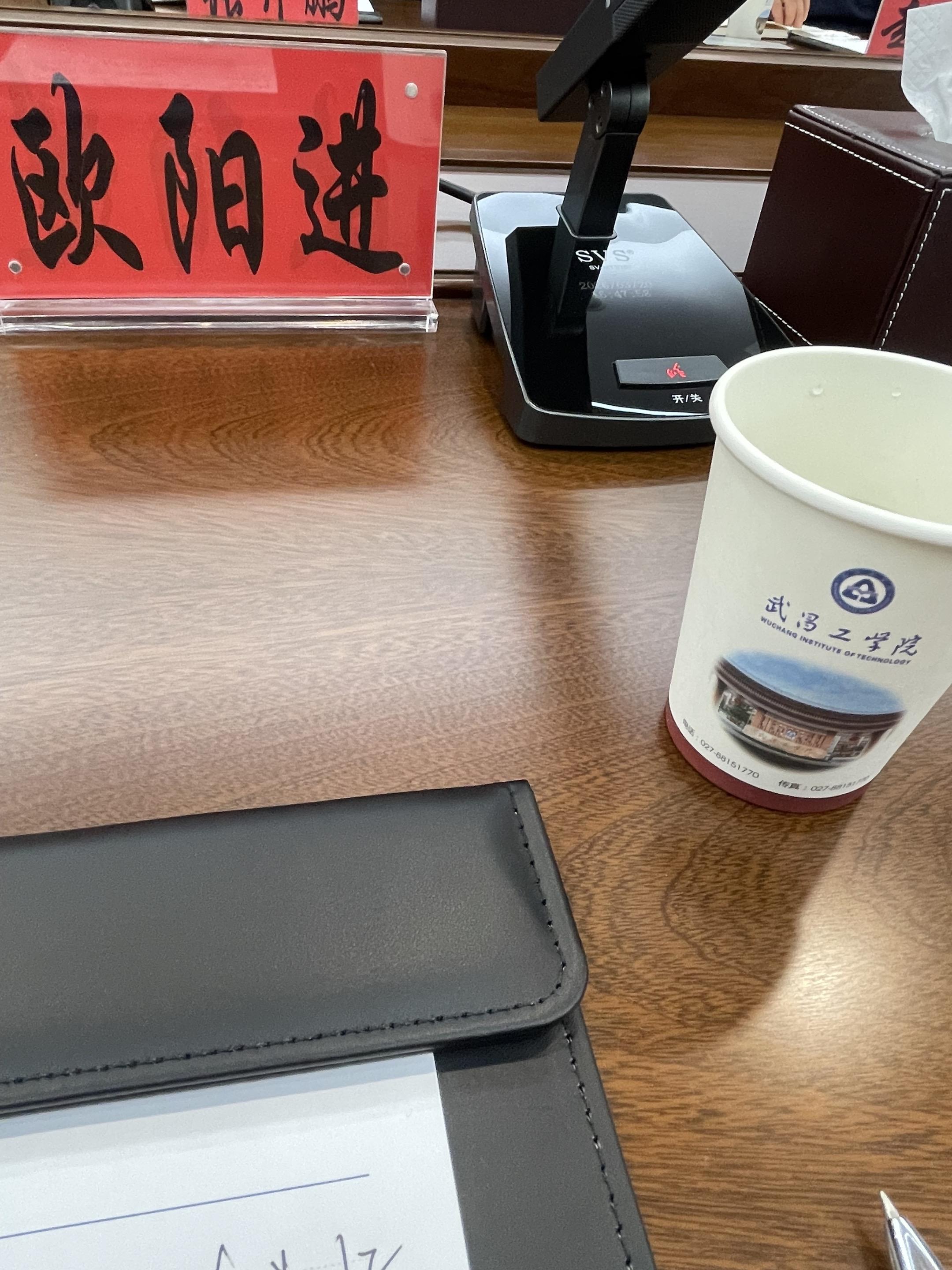 保持“可被说服”的开放。坚持己见是容易的，难的是当出现更好证据时，能坦...