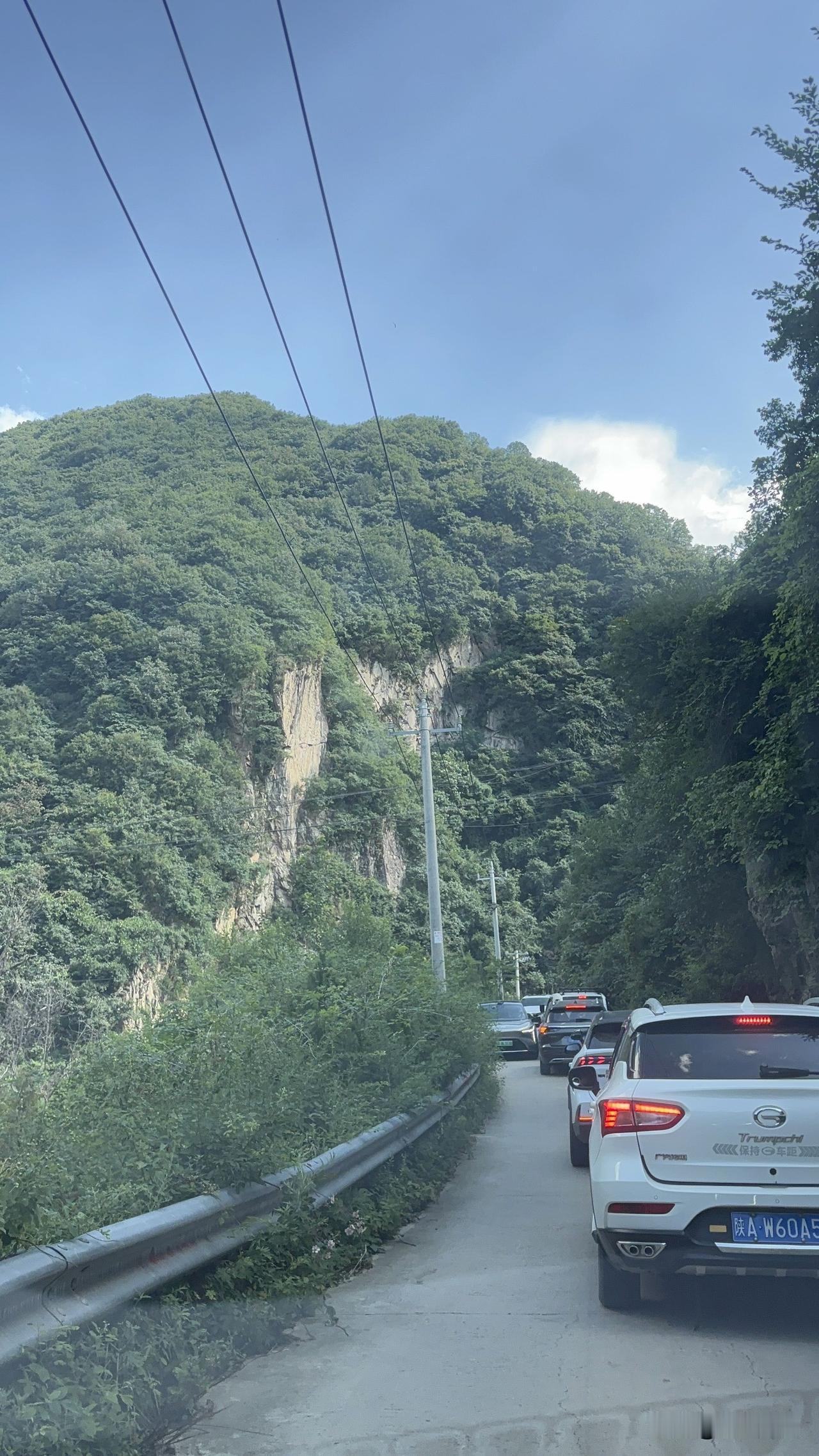 蓝田岱峪，夏天来这里避暑游玩不错，就是有些路段比较窄，会车不太容易，还有弯道多，