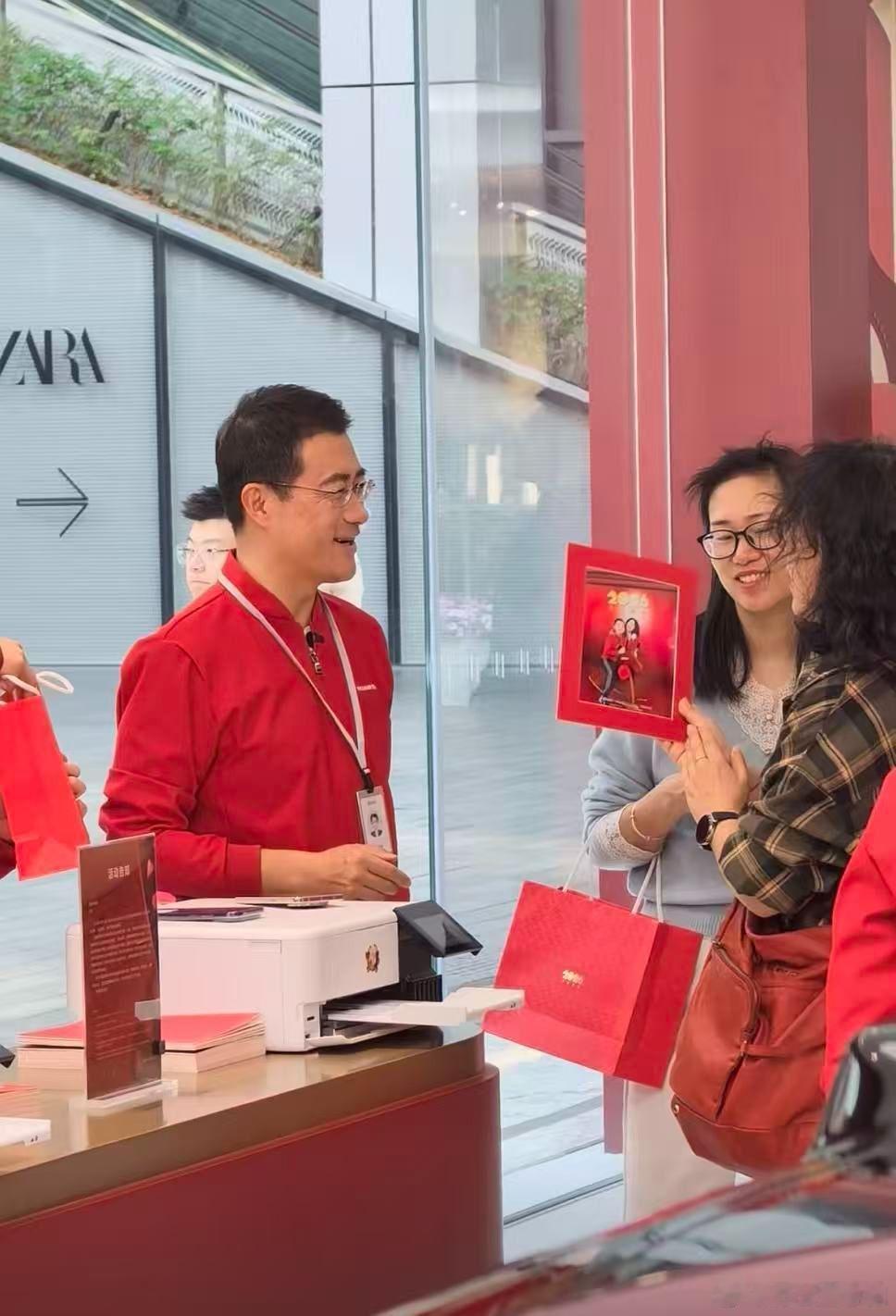 本来就打算和朋友一起去华为新年照相馆开启第一张合照，没想到还能偶遇何刚先生，偶遇