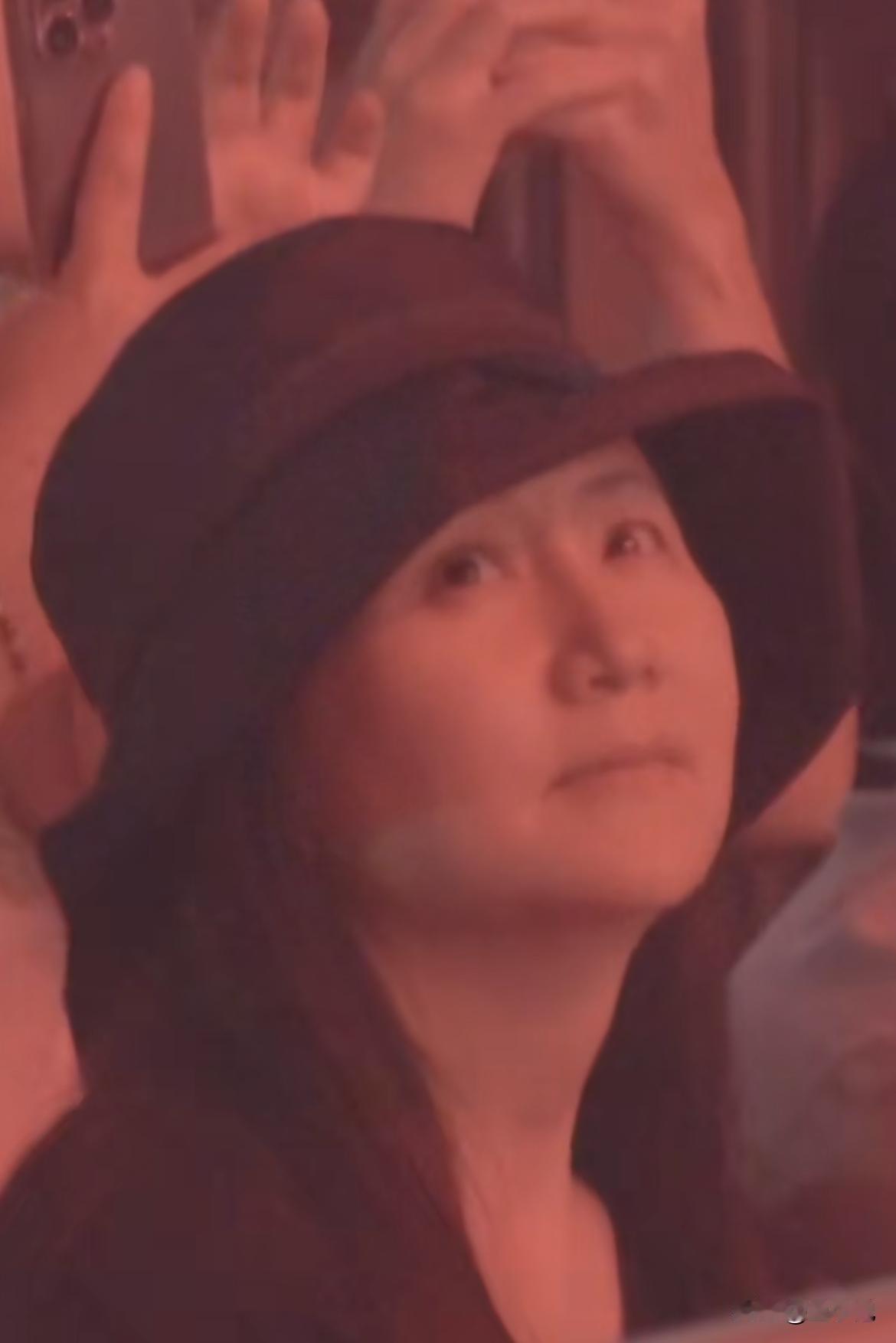 难得一见！孟晚舟惊现刘德华深圳演唱会现场，现场比心甚是随和！
HW大公主和刘德华