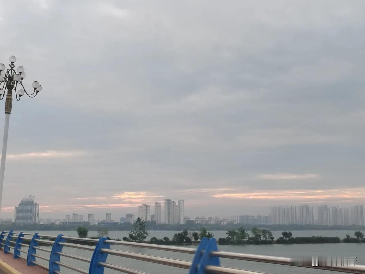 城市天际线下的清晨，就像一幅独特的画卷，宁静与繁华交织得恰到好处。街道还未被喧嚣