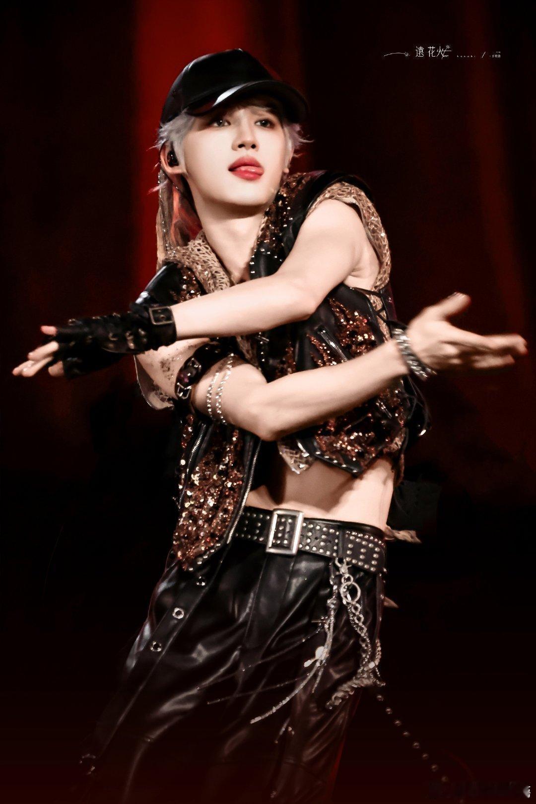  谁懂新音散场巴士的名场面！丁程鑫刘耀文严浩翔一边指导五代弟弟起身、挺直背、学比