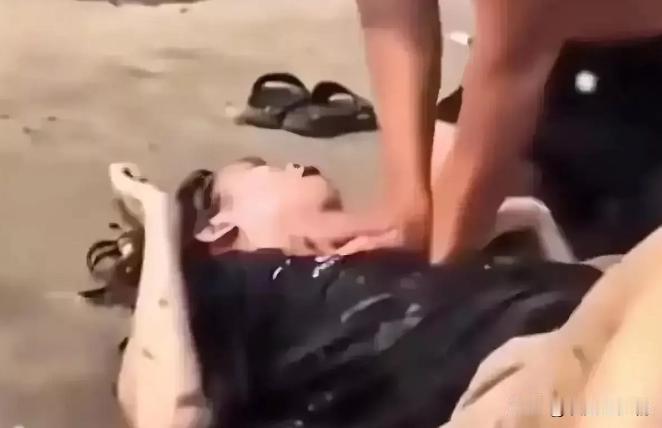 “这不是救人，是猥亵！”广西北海，一女子不慎溺水，男子对其进行施救的过程中，多次