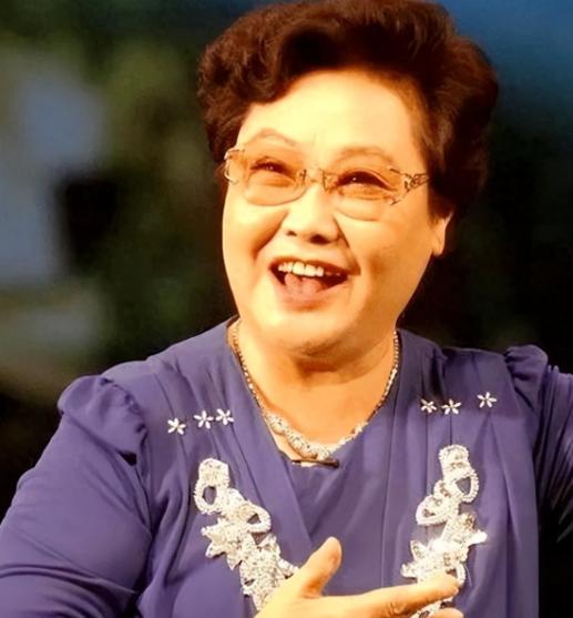 1994年，郭兰英把自己演唱的版权全捐了。那是她一辈子的代表作，是那种随便一首拿