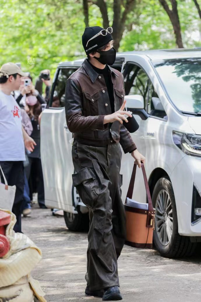 丁禹兮拼色皮衣冷帽look 丁禹兮甜甜的潮男 丁禹兮甜甜的潮男，丁禹兮拼色皮衣冷