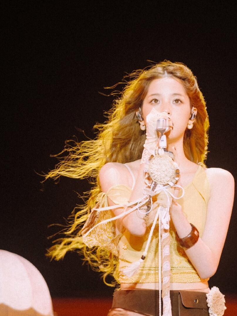 她的头发丝都在发光✨ 